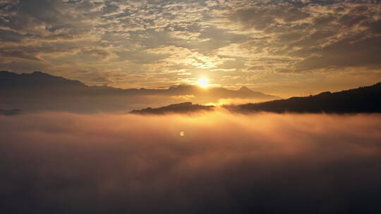 山间云海上的日出
