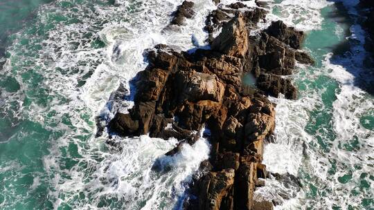 航拍大海海浪礁石慢镜头