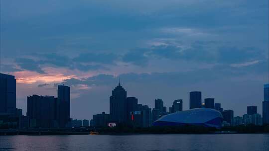 沈阳盛京大剧院雨后阴云傍晚游船