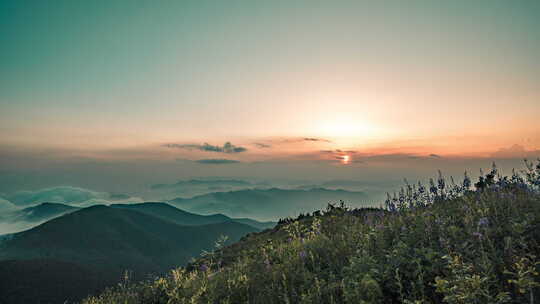 山间草地星空下的露营场景