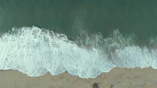 航拍海浪拍打在沙滩上白色浪花