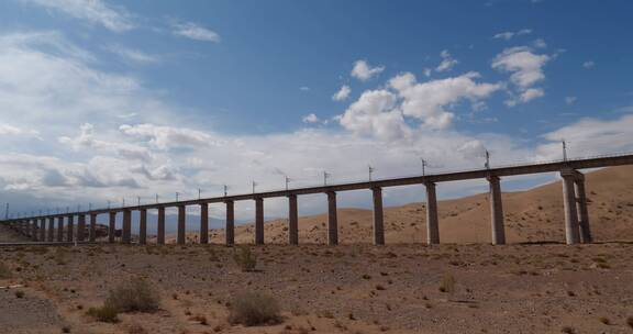 高速铁路桥在沙漠荒野