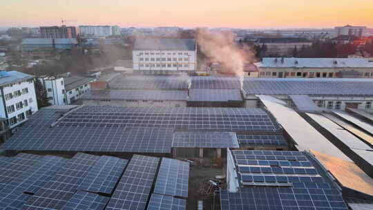 安装在工业建筑屋顶上的光伏太阳能电池板生