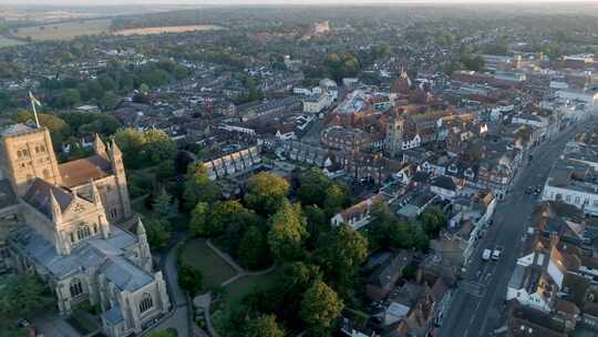英国圣奥尔本斯市及其大教堂的日出鸟瞰图