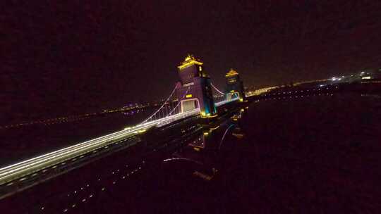 穿越机航拍扬州万福大桥夜景车流灯光