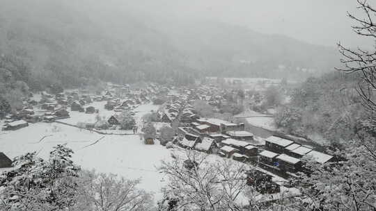 下雪的村庄