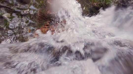 青山绿水山间小溪流淌水流特写升格