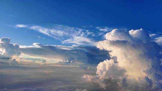飞机舷窗看蓝天下的云朵变幻