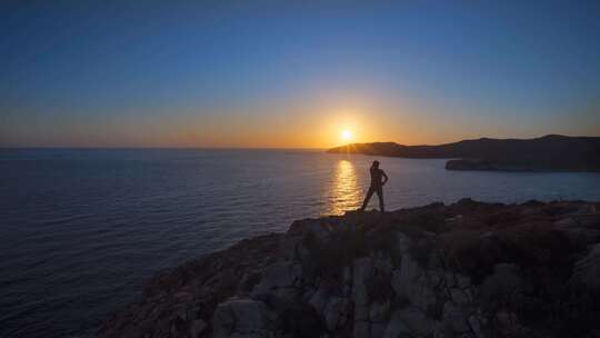 男人站在日落的海边