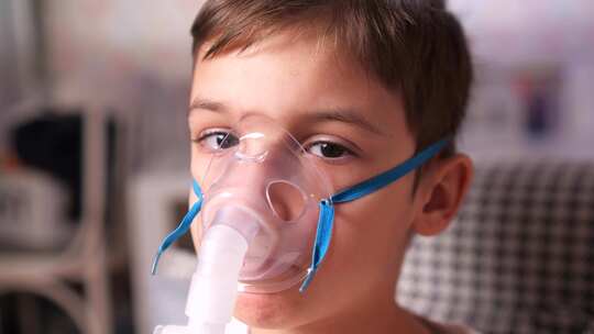 使用雾化器吸入器在家接受治疗的悲伤患病男