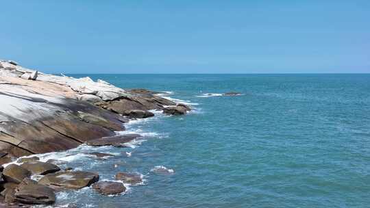 大海航拍海岸线风光海水冲刷礁石拍打岩石