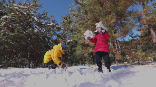 快乐儿童在雪地里玩耍