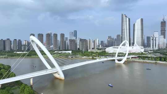 南京眼步行桥，奥体双子塔的航拍风光