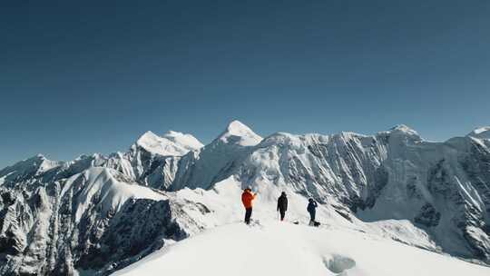 登山攀登雪山航拍