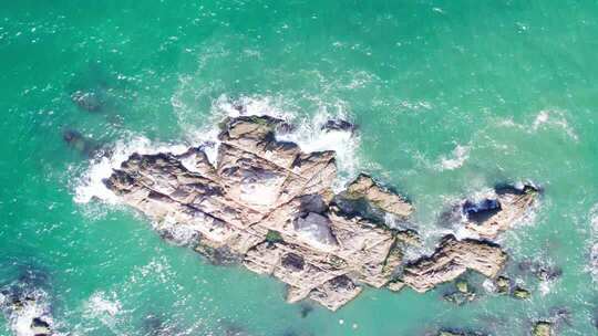 海浪拍打礁石航拍慢镜头