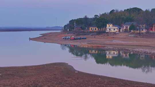 湖边村落及岸边停放车辆景观