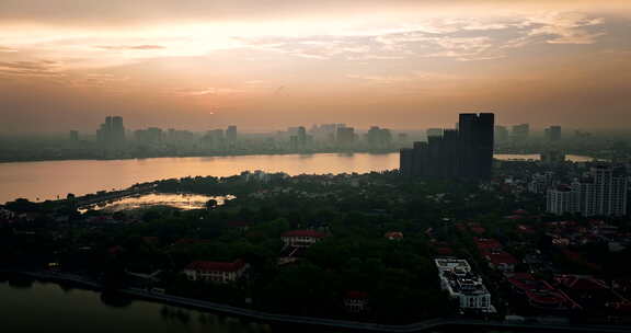 在Ho Tay的光芒中，白天和黑夜，永恒