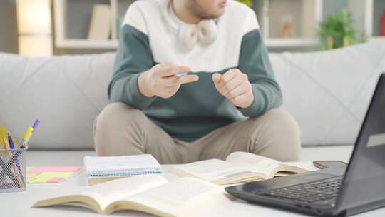 失意的男学生。