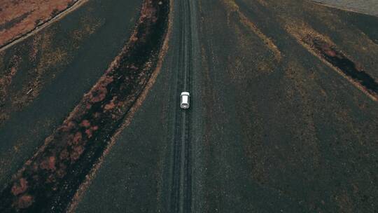 航拍公路上行驶的汽车视频素材模板下载