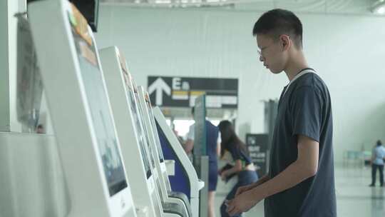 男孩暑假出行在机场自助设备打印登记牌