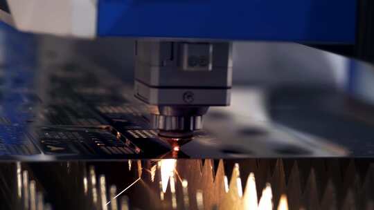 工业激光切割机对金属模具进行切割加工特写视频素材模板下载