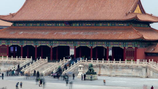 游客参观北京紫禁城建筑