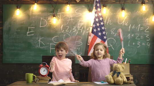 学校里有国旗的美国孩子视频素材模板下载