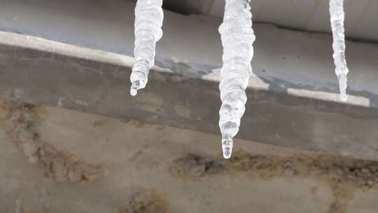 特写冰雪融化冰柱滴水