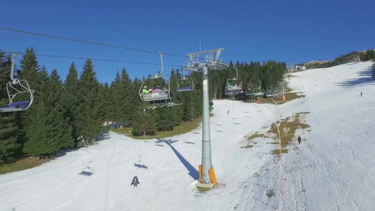 滑雪道与缆车视频素材模板下载