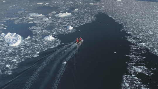 黄道十二宫摩托艇在南极冰上航行。空中跟踪