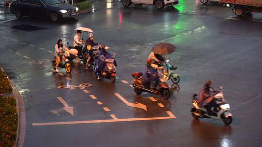 下雨敬业坚守岗位的交警视频素材模板下载