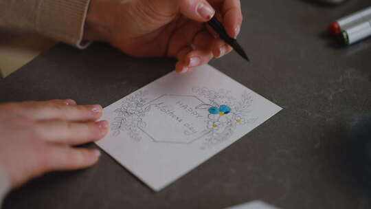 特写镜头一个女人用蓝色水彩画笔画一张躺在视频素材模板下载