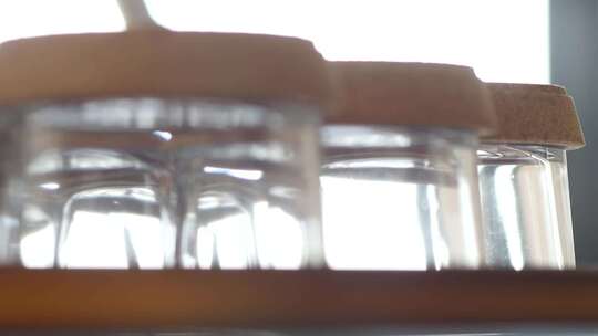 透明的玻璃杯视频素材模板下载