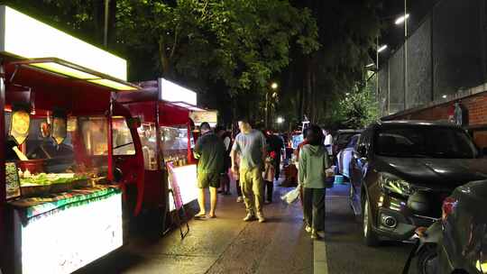 石油大学 夜市 路灯 街道 散步 小吃