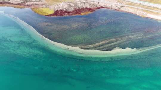 航拍青海玛多县冬格错纳湖