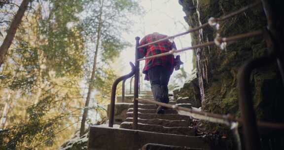 楼梯，女人，雪，格子衬衫