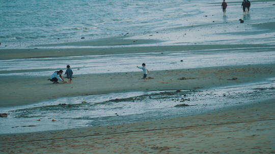 沙滩上奔跑的孩子慢镜头