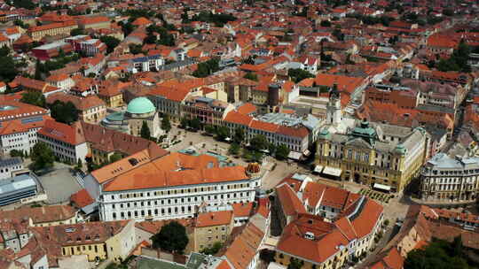 白天匈牙利佩奇市中心的鸟瞰图——无人机拍摄