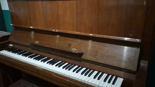 棕色木质钢琴特写