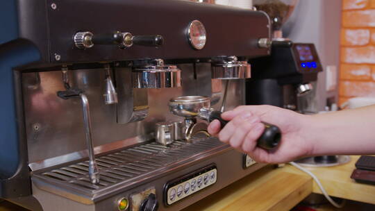 咖啡师用咖啡机制作新鲜咖啡