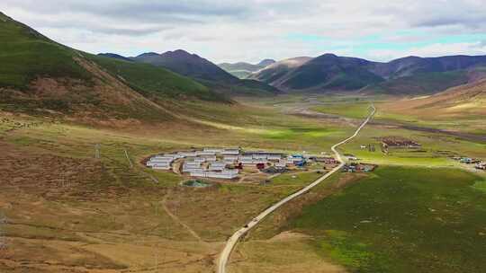 一组航拍奔驰在山间乡道上的警车