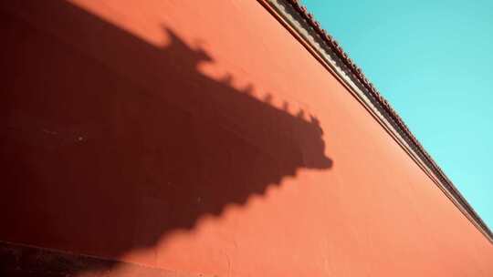 北京故宫红墙上的光影