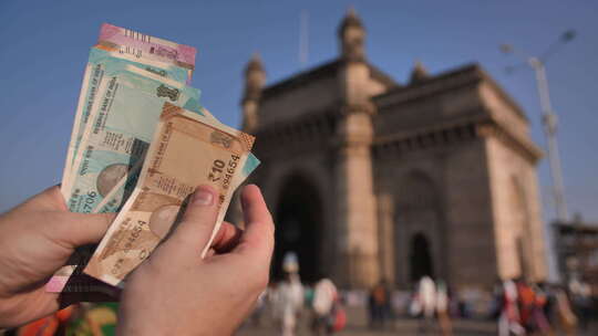 孟买市，一名男子在印度大门的背景下思考印