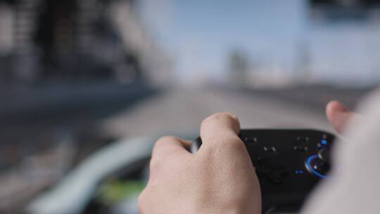 特写手人玩驾驶视频游戏控制器