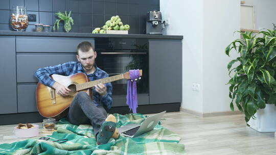 男人在客厅弹吉他