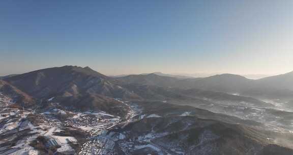 雪后山间小镇全景