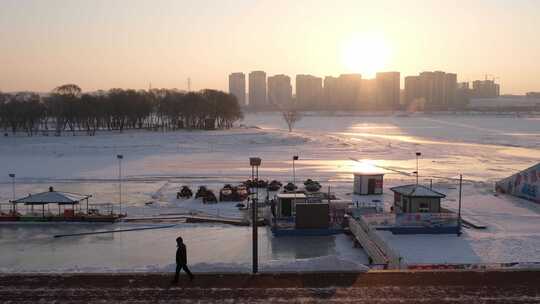 黑龙江牡丹江市阳光打在滑雪场的冰面上