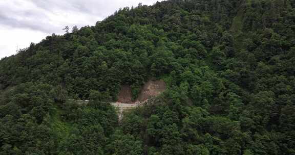 雨季泥水流塌方路段工程车抢修