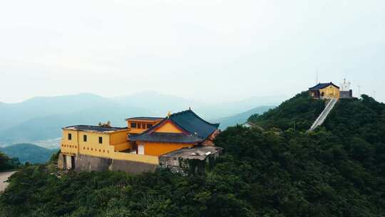 4K航拍岱山山顶上的佛教寺庙