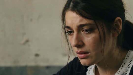 神情忧伤的女性近景